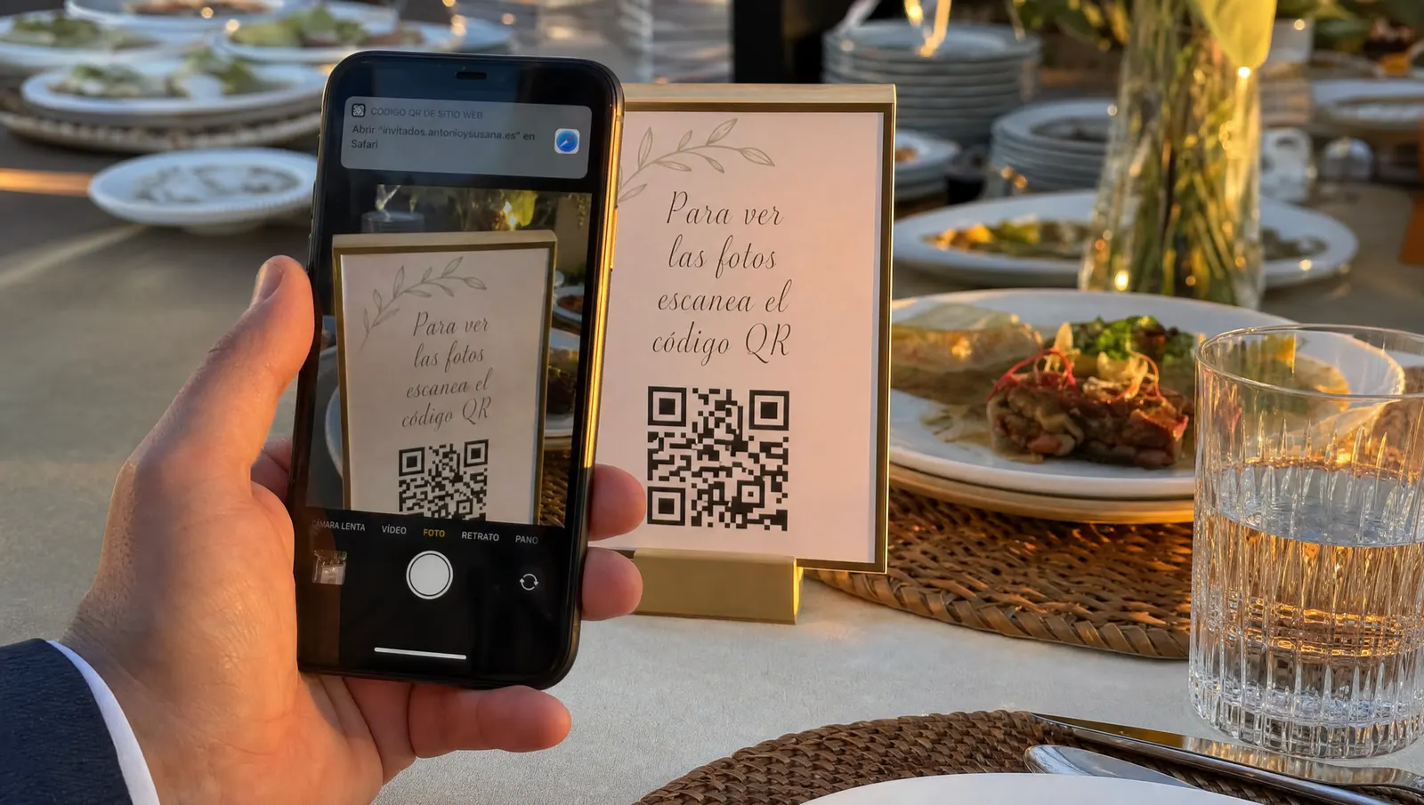 Invitado de boda escaneando con el móvil el código QR del menú en una mesa de catering