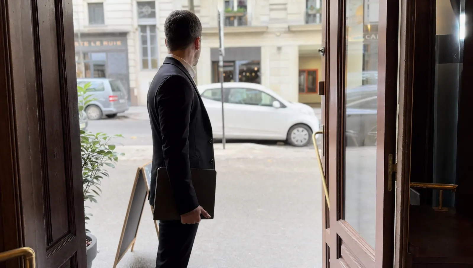 Persona con documentación en la entrada de un restaurante durante una visita de inspección